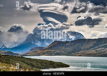 Torres del Paine, cloud lenticolare, distante vista sul Lago Toro, Patagonia, Cile Foto Stock