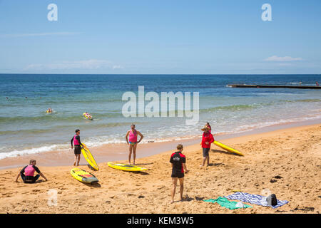 Surfers di apprendimento sulla formazione Collaroy beach, uno di Sydney la famosa Northern Beaches, Nuovo Galles del Sud, Australia Foto Stock