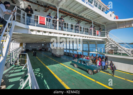 Passeggeri e auto a Naviera Austral Quelat traghetto, ancorata in Puerto Aguirre, Isla Las Huichas, Patagonia, Cile Foto Stock