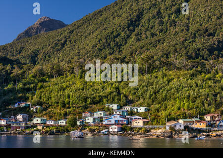 Villaggio di Puerto Gaviota su Canal Puyuhuapi, Valdivian foreste pluviali temperate, a Isla Magdalena, Aysen Regione, Patagonia, Cile Foto Stock