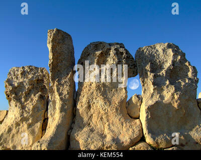 Il più antico free-standing edificio/tempio in tutto il mondo. più antichi del Neolitico tempio preistorico costruito migliaia di anni prima delle piramidi. - Hagar Qim & Foto Stock