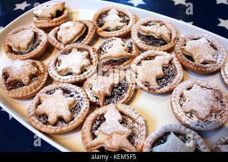 Natale pasticci di carne macinata con stelle e tress su un vassoio bianco Foto Stock