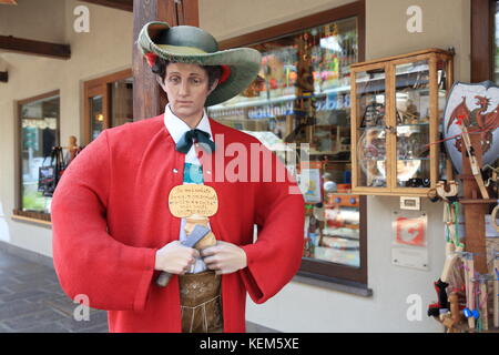 Negozi nel villaggio di Ortisei in Val Gardena, nel nord Italia, Europa Foto Stock