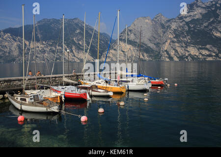 Porto nella città di Torbole sul lago di Garda e nel nord Italia Foto Stock