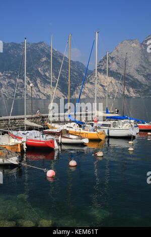 Porto nella città di Torbole sul lago di Garda e nel nord Italia Foto Stock