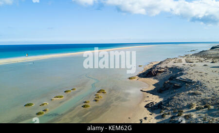 Vista aerea della spiaggia deserta, laguna , sotavento Fuerteventura isole Canarie Foto Stock