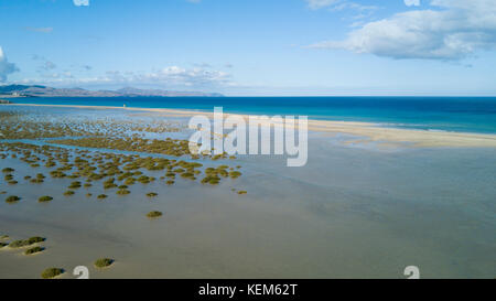 Vista aerea della spiaggia deserta, laguna , sotavento Fuerteventura isole Canarie Foto Stock