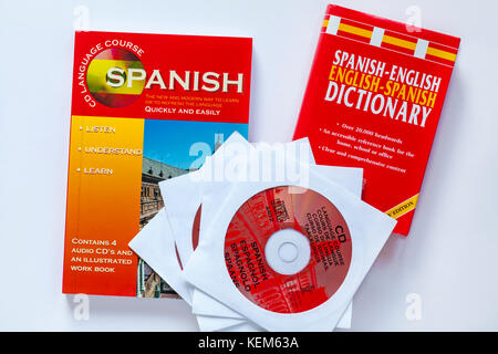 CD di spagnolo Corso di lingua contiene 4 CD audio e di un lavoro illustrato libro con dizionario spagnolo italiano impostato su sfondo bianco Foto Stock
