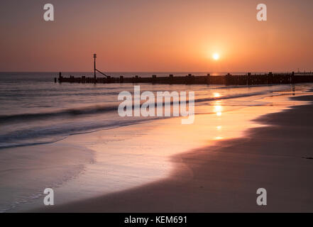 Sunrise a Walcott, sulla costa di Norfolk. Foto Stock