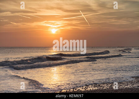 Sunrise a Walcott, sulla costa di Norfolk. Foto Stock