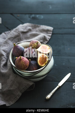 Natale o Capodanno telaio. i mandarini freschi con foglie, bastoncini di cannella, Pigna, cioccolato caldo in tazze e candy canes su legno rustico sfondo, vista dall'alto Foto Stock