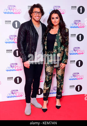 KEM Cetinay e Amber Davies partecipano ai Teen Awards della BBC radio 1, alla SSE Arena di Wembley, Londra. Foto Stock