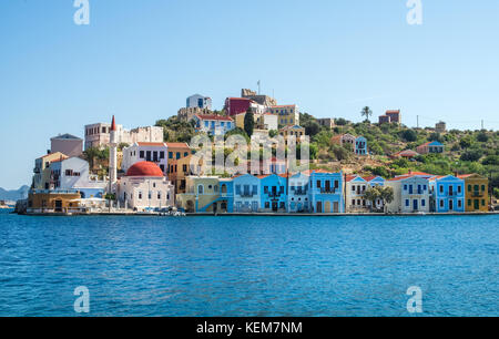 Isola di Kastellorizo, Dodecaneso, Grecia. colorata architettura mediterranea su un soleggiato giorno chiaro. Foto Stock