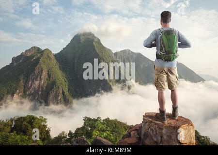 Escursionista nella parte anteriore di un tropicale panorama di montagna Foto Stock