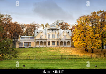 Saint-Petersburg, Russia - 20 ottobre 2017: Imperial palace-cottage in Alessandria park Foto Stock