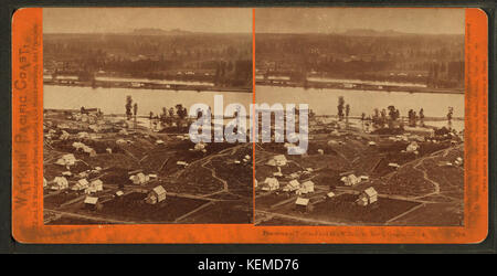 Una fotografia panoramica di Portland, Oregon, e del fiume Willamette scattata da Carleton E. Watkins. L'immagine cattura il paesaggio urbano, il fiume e il paesaggio circostante, fornendo una vista storica di Portland. Foto Stock