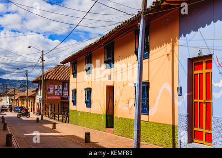 Colombia, Sud America - guardando una delle strade principali di Nemocon, nel dipartimento di Cundinamarca, al sole del pomeriggio. Foto Stock