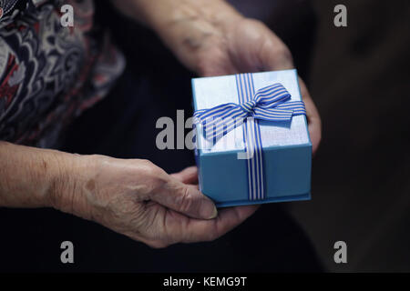 Il sambuco donna dono di contenimento Foto Stock