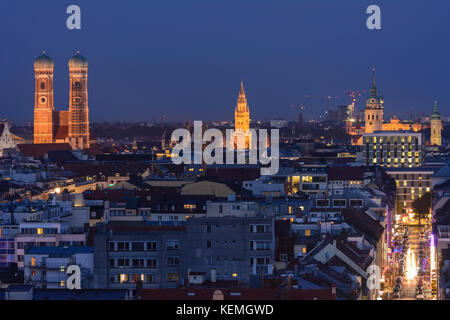 Vista dalla chiesa di San Paolo al centro della città, la Frauenkirche (chiesa di Nostra Signora), il Municipio, la chiesa di San Pietro, München, Munich, Oberbayern, Bavar superiore Foto Stock