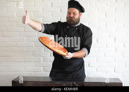 Barbuto chef lo chef prepara i pasti Foto Stock