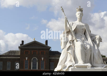 Imponente statua della regina Victoria situato al di fuori del Palazzo di Kensington Foto Stock