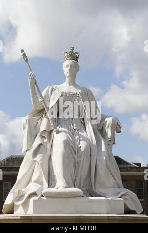 Imponente statua della regina Victoria situato al di fuori del Palazzo di Kensington Foto Stock