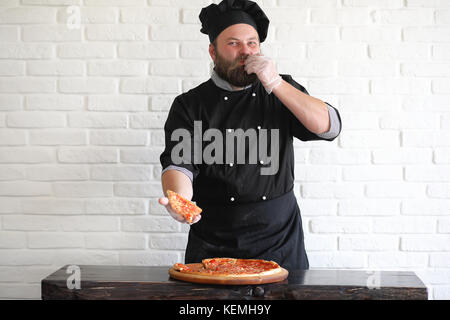 Barbuto chef lo chef prepara i pasti Foto Stock