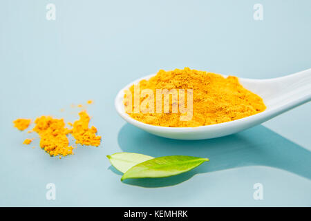 Organici di curcuma in polvere Foto Stock