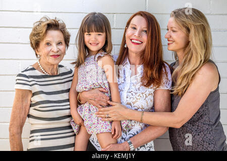 Una famiglia di quattro generazioni di femmine Foto Stock