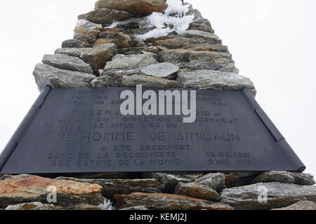 Ötzi (Iceman, uomo di Similaun, l'uomo da Hauslabjoch, i Tirolesi Iceman, Hauslabjoch mummia) memorial vicino Tisenjoch, in Val Senales, Val Venosta, Bolzano (Südt Foto Stock