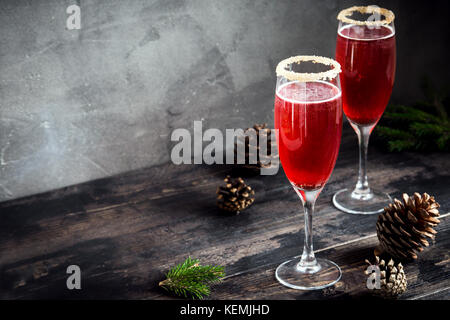 Mimosa drink di festa per il natale - champagne cocktail rosso mimosa con mirtillo palustre per la festa di natale, spazio di copia Foto Stock