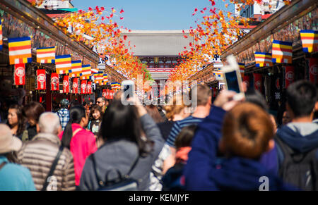 I turisti il floccaggio al Tempio di Senso-ji durante il festival di autunno nel quartiere di Asakusa a Tokyo Foto Stock