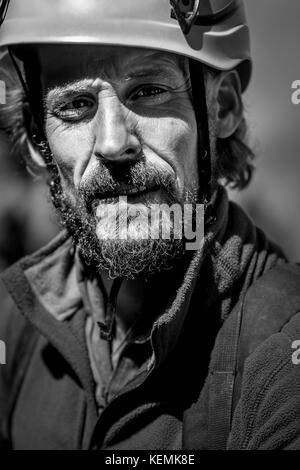 Close-up in bianco e nero colpo di adulto uomo barbuto in casco Foto Stock