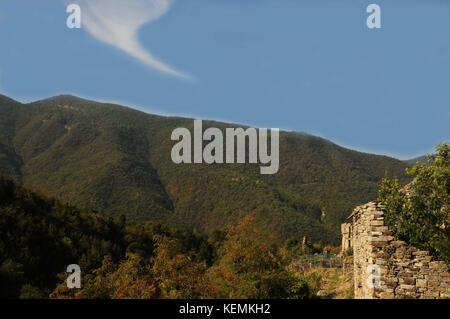 Cirrus uncinus la formazione di nube, oltre gli Appennini, Piemonte, Italia settentrionale. Foto Stock