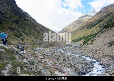 Escursionista nella valle di Niedertalbach, Sölden, Ötztaler Alpen, Tirolo Tirolo, Austria Foto Stock