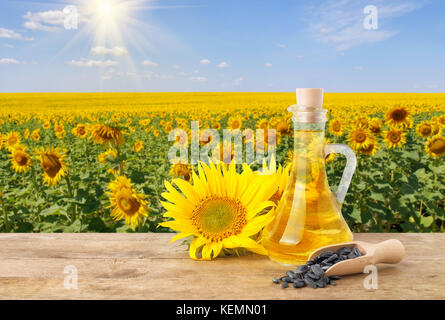 Olio di semi di girasole in una bottiglia di vetro Foto Stock