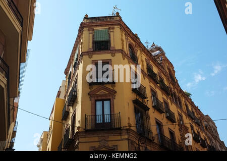 Un edificio nella zona centrale di Seville/sevilla, Andalusia, settembre 2017 Foto Stock