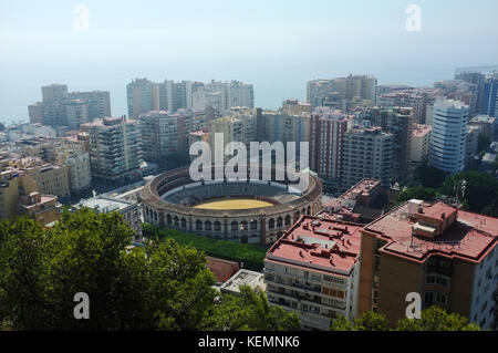 Vista della plaza de toros de la Malagueta bullring dal Castillo (Castello) sul monte Gibralfaro, Malaga, Andalusia, settembre 2017 Foto Stock