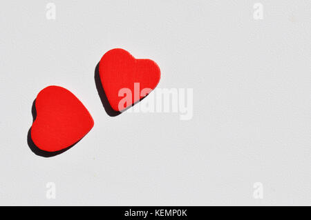 Due cuori di legno su sfondo bianco Foto Stock