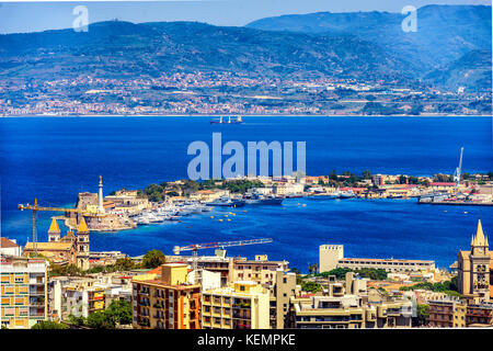 Vista panoramica della Messina.. reggio di calabria è visibile sulla sponda opposta. Sicilia. Italia Foto Stock