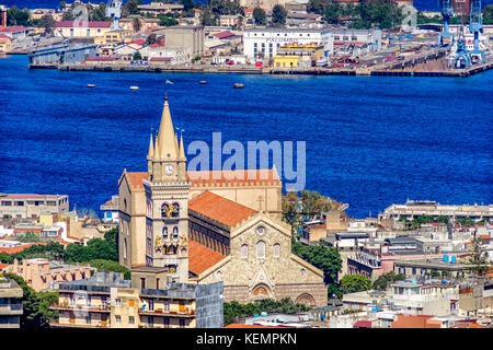 Vista panoramica della Messina.. reggio di calabria è visibile sulla sponda opposta. Sicilia. Italia Foto Stock