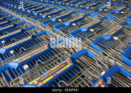 Carrelli per lo shopping - John Gollop Foto Stock