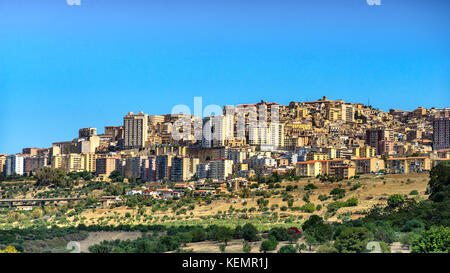 Agrigento, in Sicilia. Vista sulla città di Agrigento dalla Valle dei Templi. Paesaggio urbano della città italiana Foto Stock