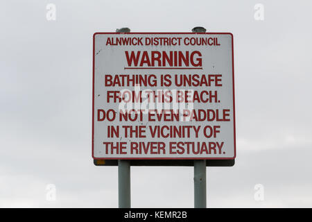 Segno di avvertimento non sicuri condizioni di balneazione nel fiume Tagliamento a Alnmouth, Northumberland, Regno Unito Foto Stock