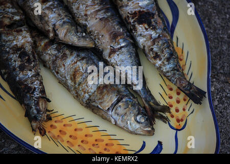 Appena sardine grigliate alla brace Foto Stock