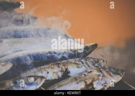 Appena sardine grigliate alla brace Foto Stock