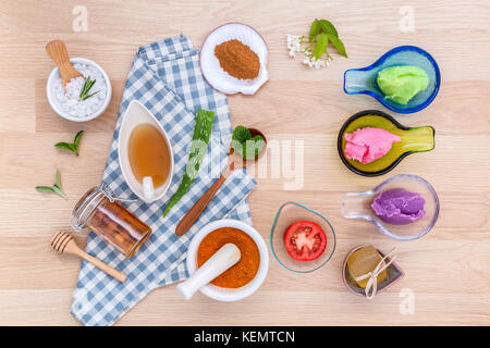 Alternativa di cura della pelle varie scrubs, lemon grass scrubs ,lavanda scrubs, pomodoro scrubs ,curcuma in polvere in calce bianca ,miele ,zuppa a base di erbe e di mare Foto Stock