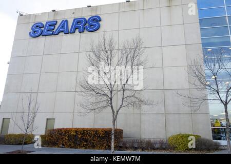 Sears store esterno dell'edificio in Southcenter Mall Shopping in sud calgary Alberta Canada con offerte di vendita a causa di imminente chiusura aziendale Foto Stock