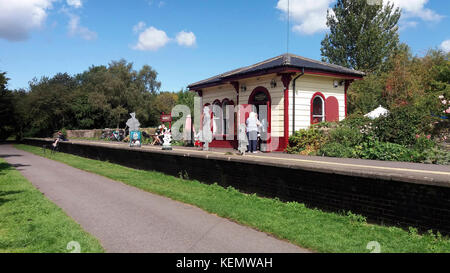 Stazione warmley attesa sala restaurata e utilizzata come un cafè sul ciclo di avon percorso tra bristol & bath Foto Stock