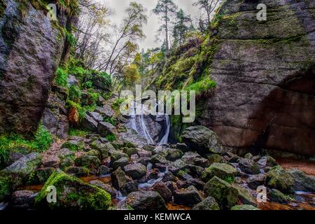 Cascata a masterizzare o Iva Glacially eroso buca, Muir of Dinnet NNR, Cairngorms, Scotland, Regno Unito. Autunno 2017. Foto Stock